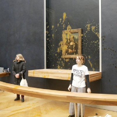 Eco-Idiots attack the Mona Lisa in the Louvre by throwing Soup at Da Vinci's Painting