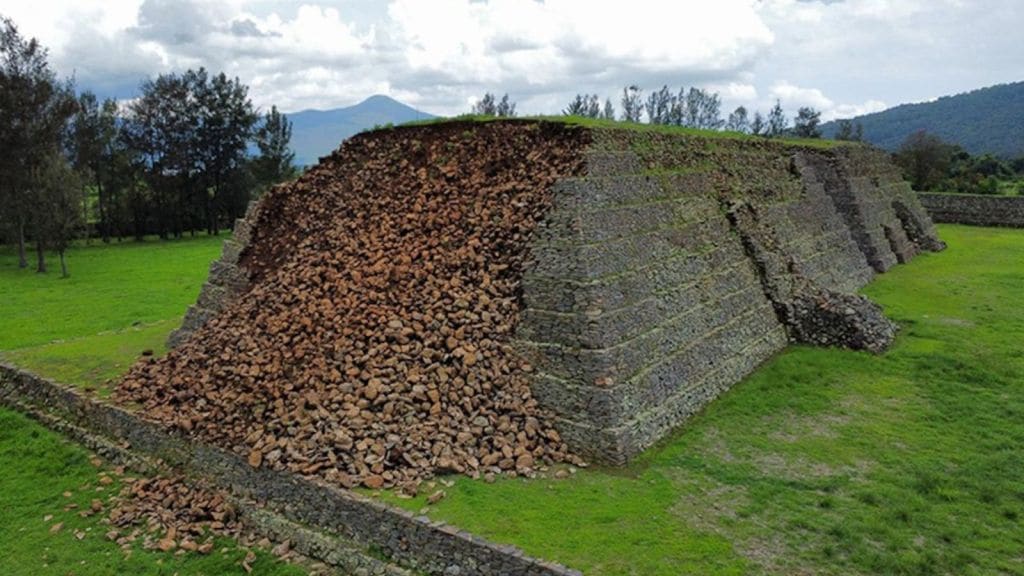 1,100-year-old pyramid collapses in Mexico, tribesmen call it “bad omen”