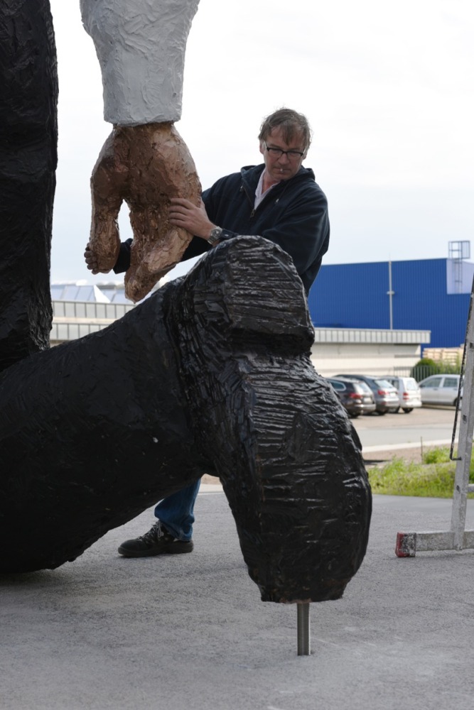 Stephan Balkenhol working on large outdoor sculpture