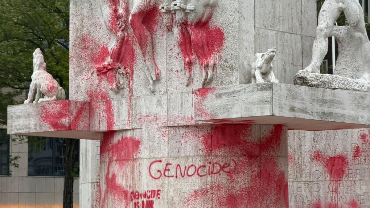 National Monument in Amsterdam defaced with Red Paint
