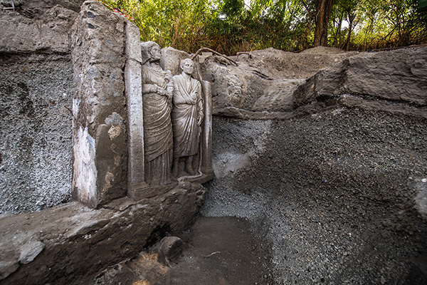 Two Lifesize Sculptures discovered in Pompeii 