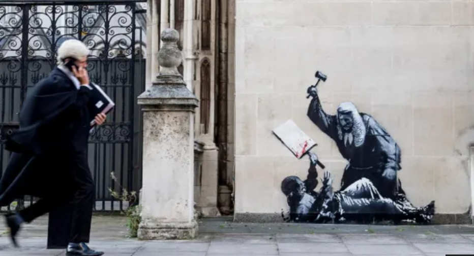 New Banksy Mural appears at Royal Courts of Justice in London