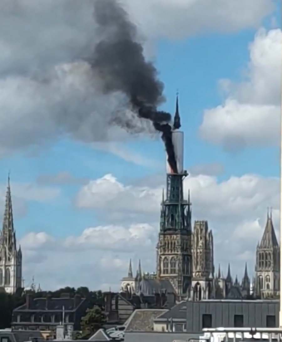 Emergency Services contain fire in Rouen’s Cathedral 