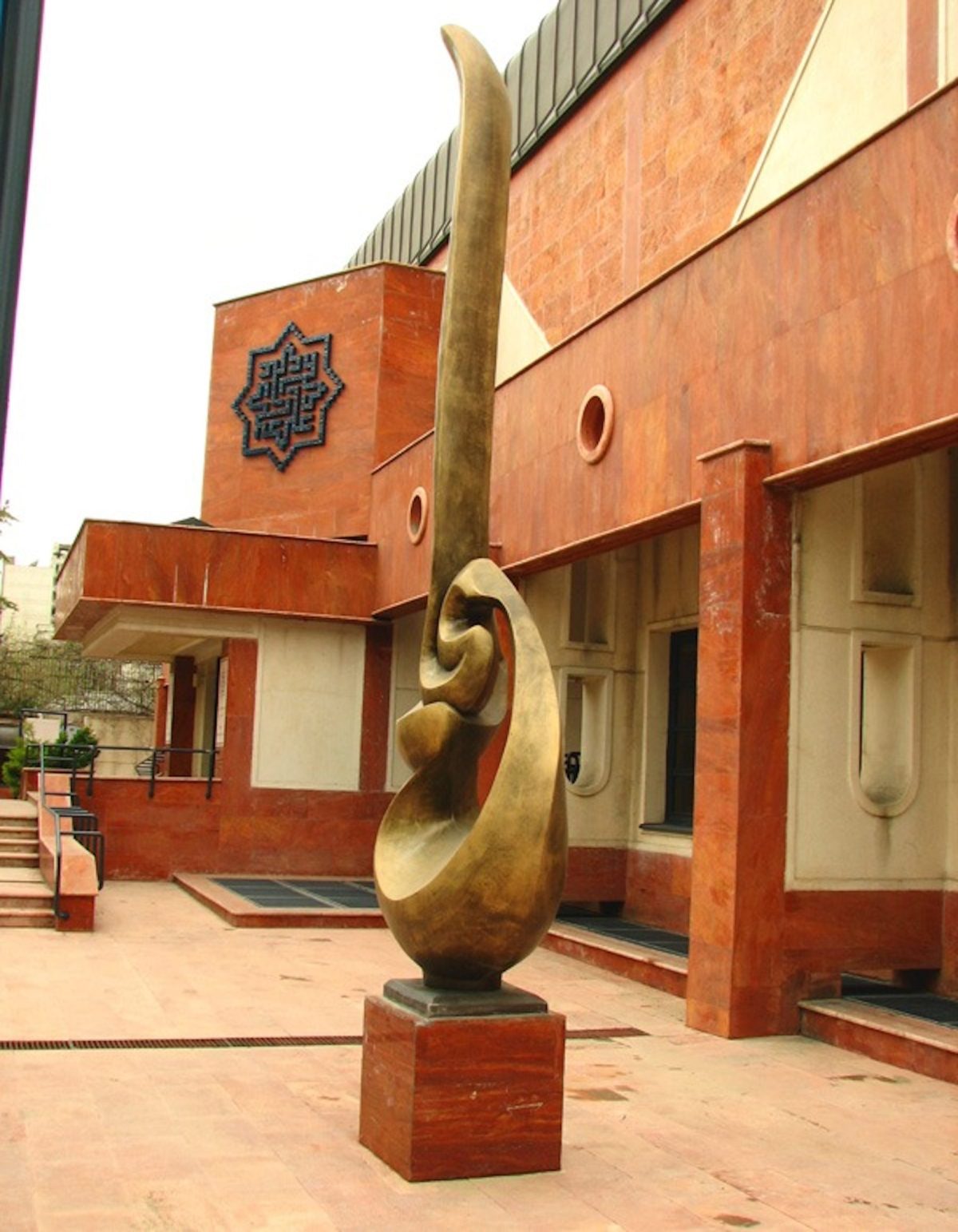 Thirty Paintings go missing from Tehran Municipal Museum