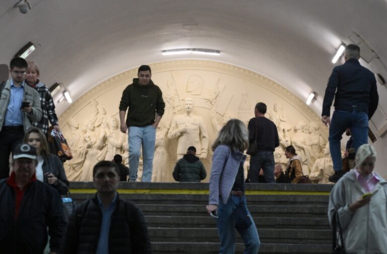Russian Opposition Party Jabloko accuses Moscow of protecting Stalin Sculpure from Protest