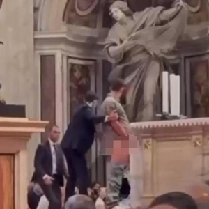 Man urinates on Altar at Vatican City’s St. Peter’s Basilica during Holy Mass 