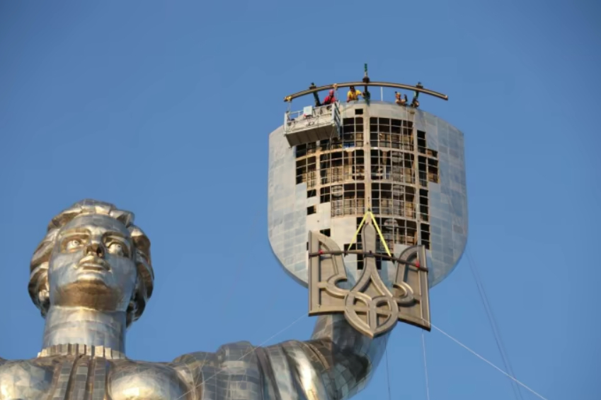 Ukrainian Trident Replaces Soviet Hammer and Sickle on Mother Motherland Monument
