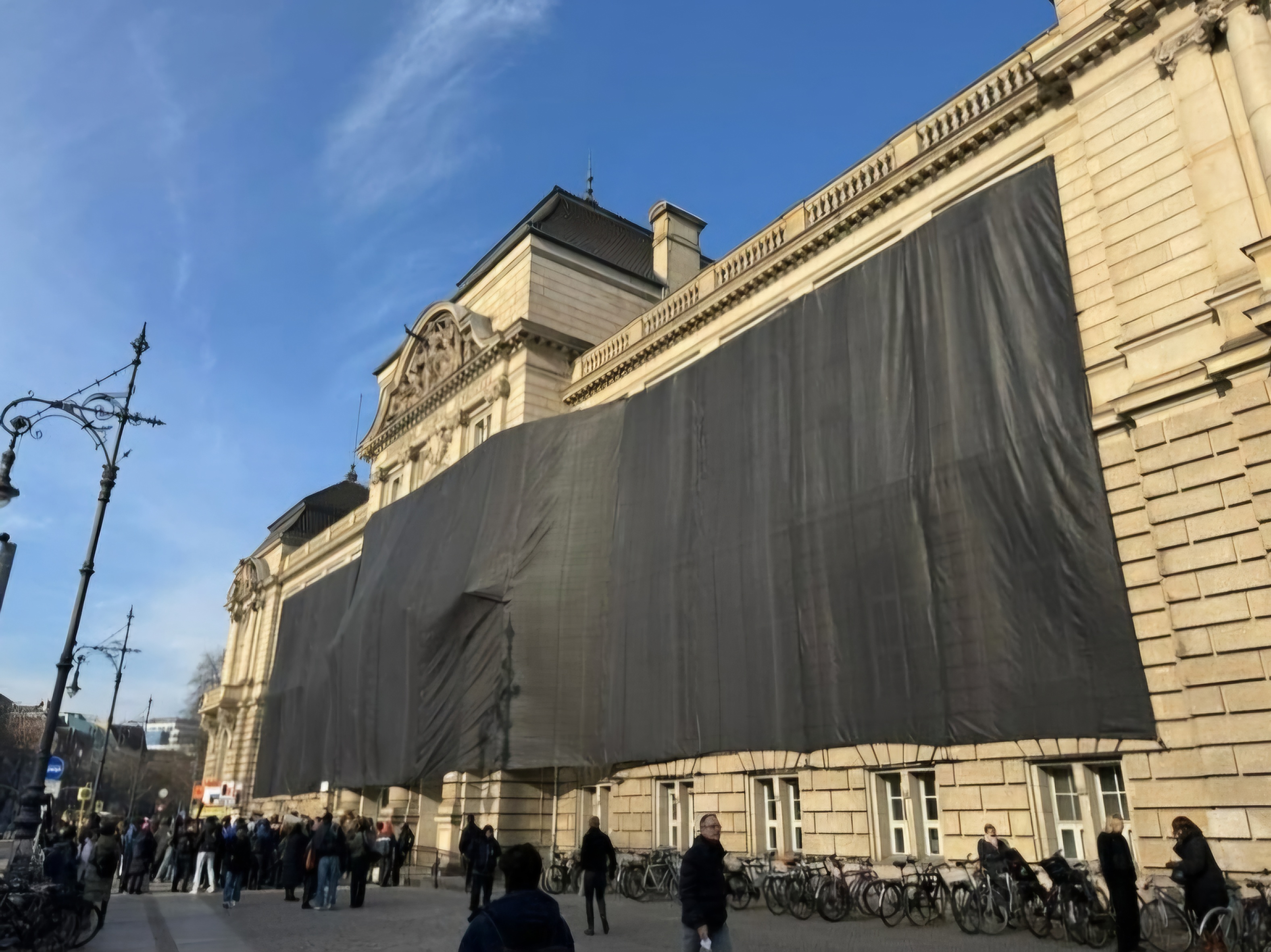 Black Cloth covers Berlin Art Academy: Students protest Against Drastic Budget Cuts