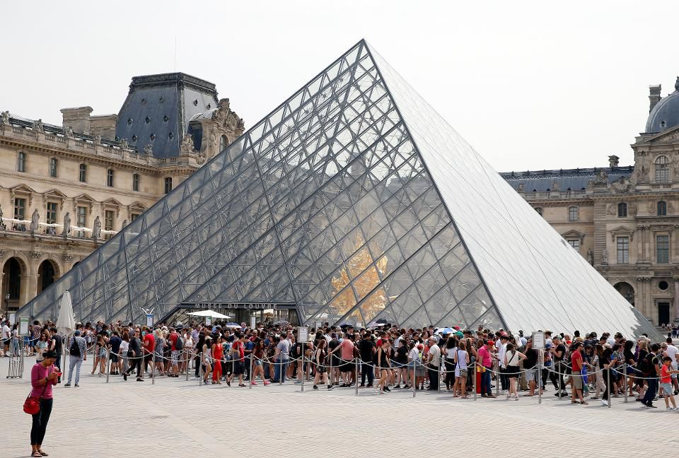 Paris' Overcrowded Louvre to Make Reservations Compulsory