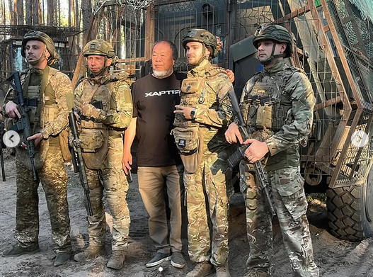 Ai Weiwei visited Ukrainian Soldiers in Kharkiv 
