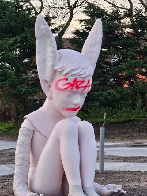 150.000 Euro Bronze Statue 'Benjamin' Vandalized in Belgian Coastal City Wenduine