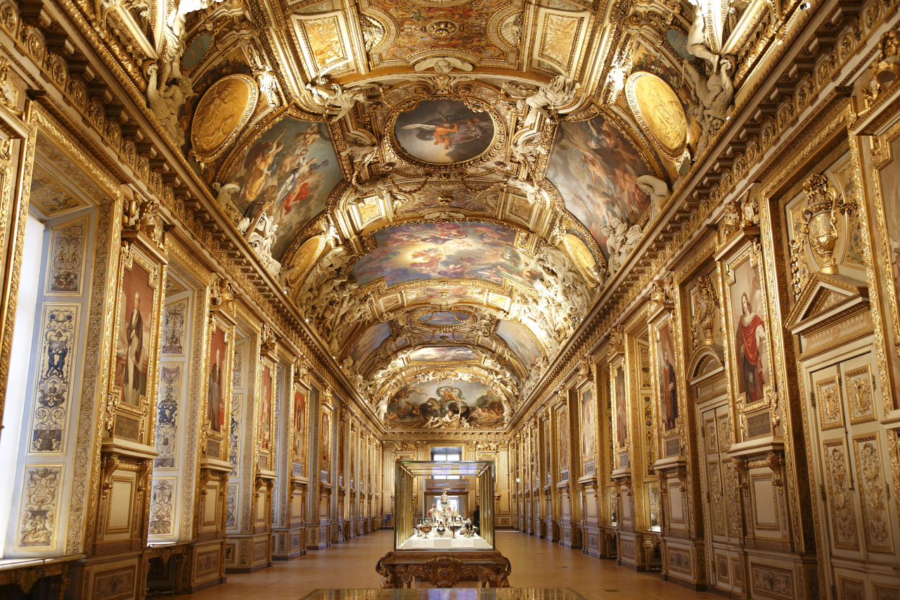 Update: Louvre Museum in Paris closed after Robbery, Jewellery worth Millions stolen