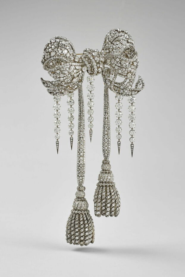 The Louvre acquired one of the stolen Jewels for 6.72 Million Euros
