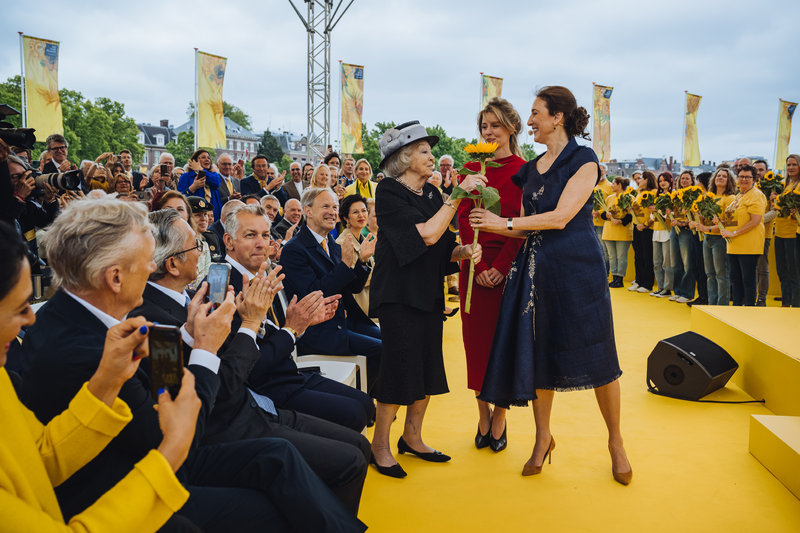 Princess Beatrix Presented with Sunflower on the Occasion of the Van Gogh Museum’s 50th Anniversary