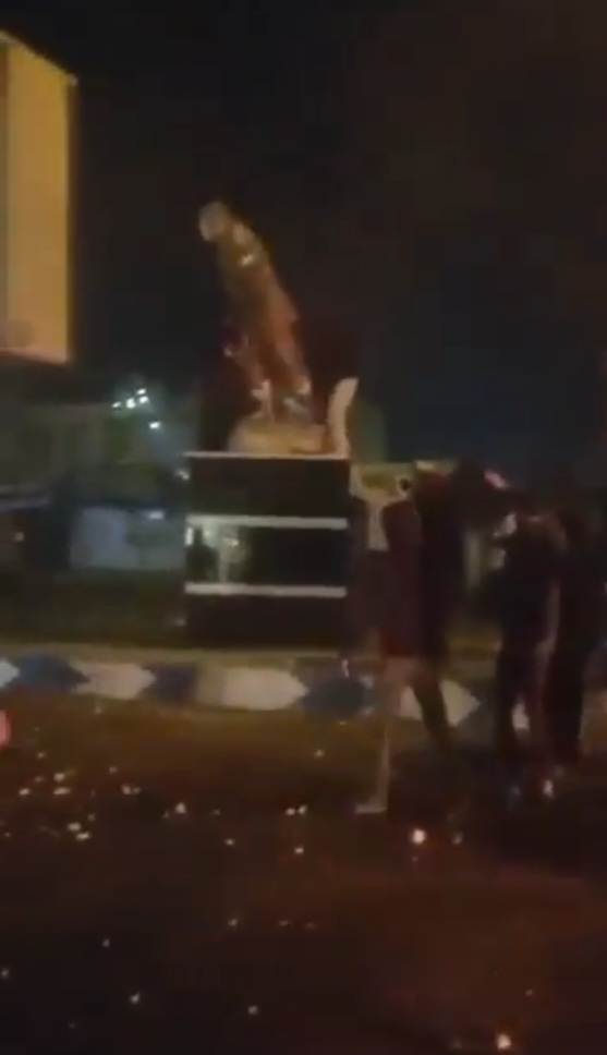 Protesters topple General Soleimani's Statue in Iran