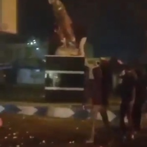 Protesters topple General Soleimani's Statue in Iran