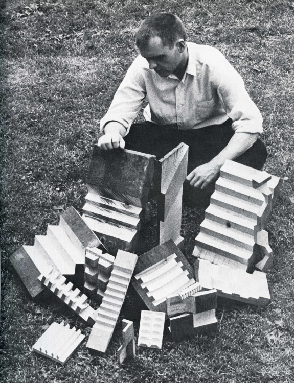 Artist Carl Andre Dies at 88