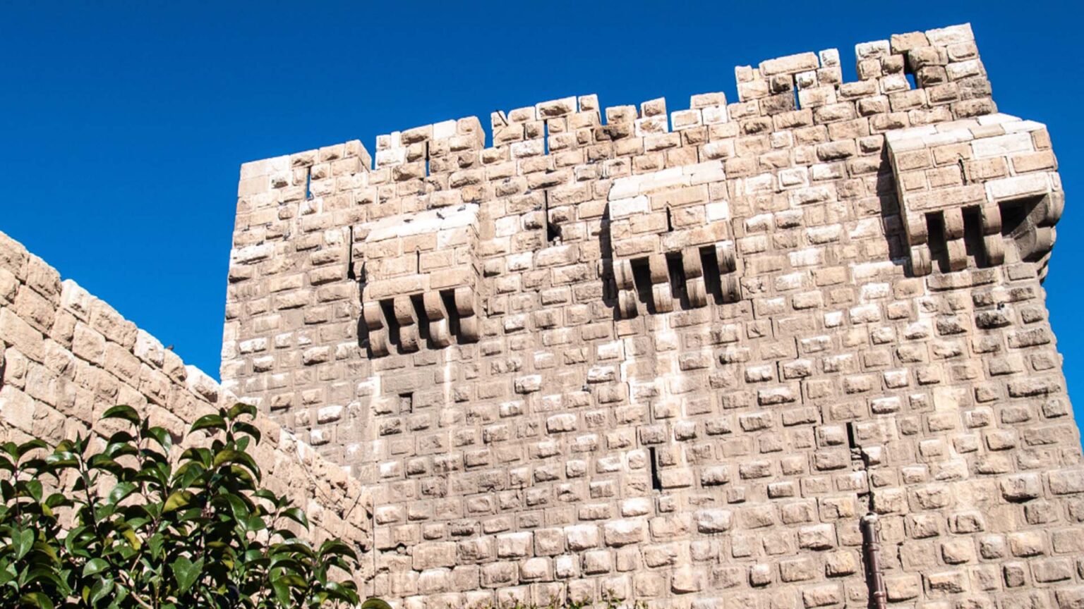 Syria Displays Artifacts returned from France at Damascus Citadel