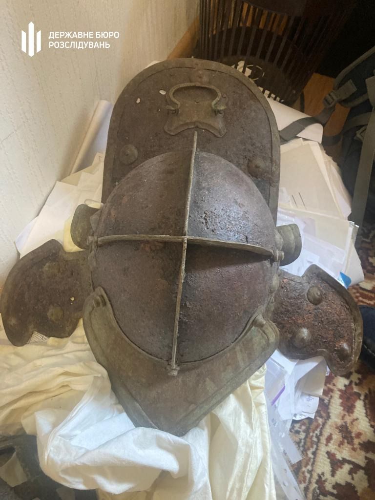 Ukraine recovers 7,000 looted Artifacts from ex-Crimean Official who fled to Occupied Territory